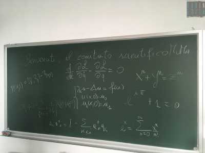 E mentre stiamo per andare via notiamo la presenza di una vecchia lavagna su cui sono disegnati dei numeri. �Perch� la matematica, quella vera e pura � conclude la Lucente - si continua a spiegare ancora cos�: scrivendo formule con i gessetti davanti agli studenti�